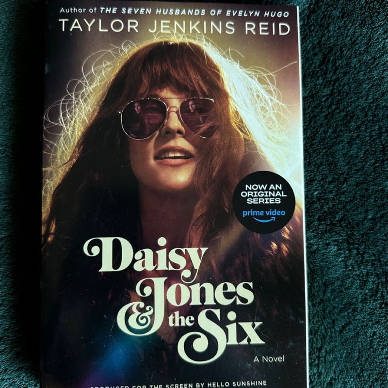 Daisy Jones and the Six (TV Tie-In Edition)