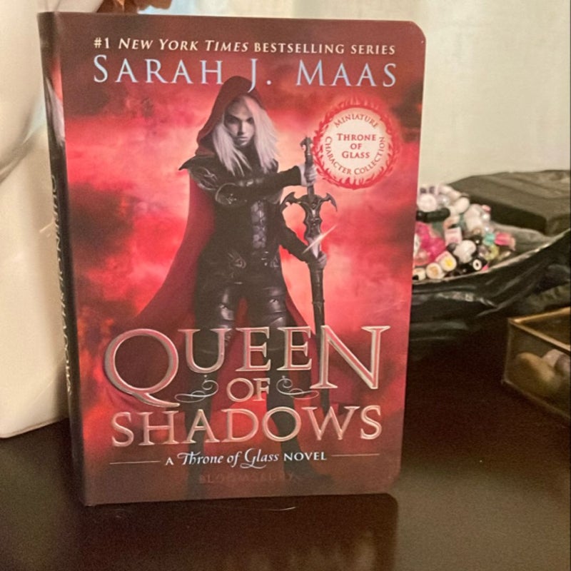 Queen of Shadows (Miniature Character Collection)