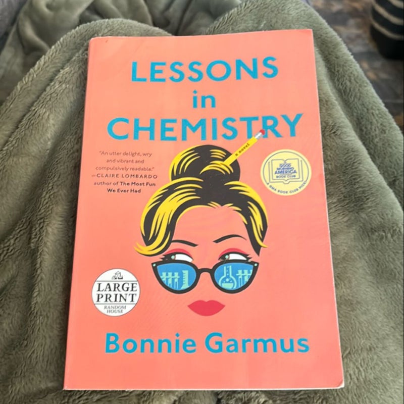 Lessons in Chemistry (large print)