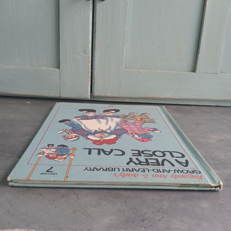 Raggedy Ann & Andy's Grow-And-Learn Library Volume 7 - A Very Close Call