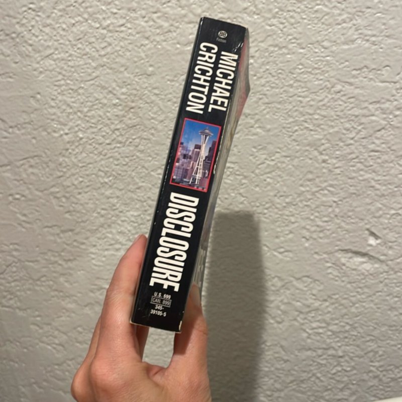 Disclosure by Michael Crichton, Paperback | Pangobooks