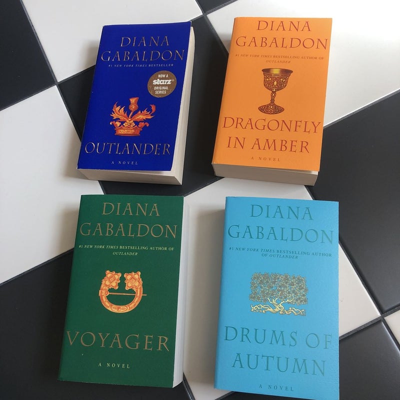 Outlander 4-Copy Boxed Set: Outlander, Dragonfly in Amber, Voyager, Drums  of Autumn
