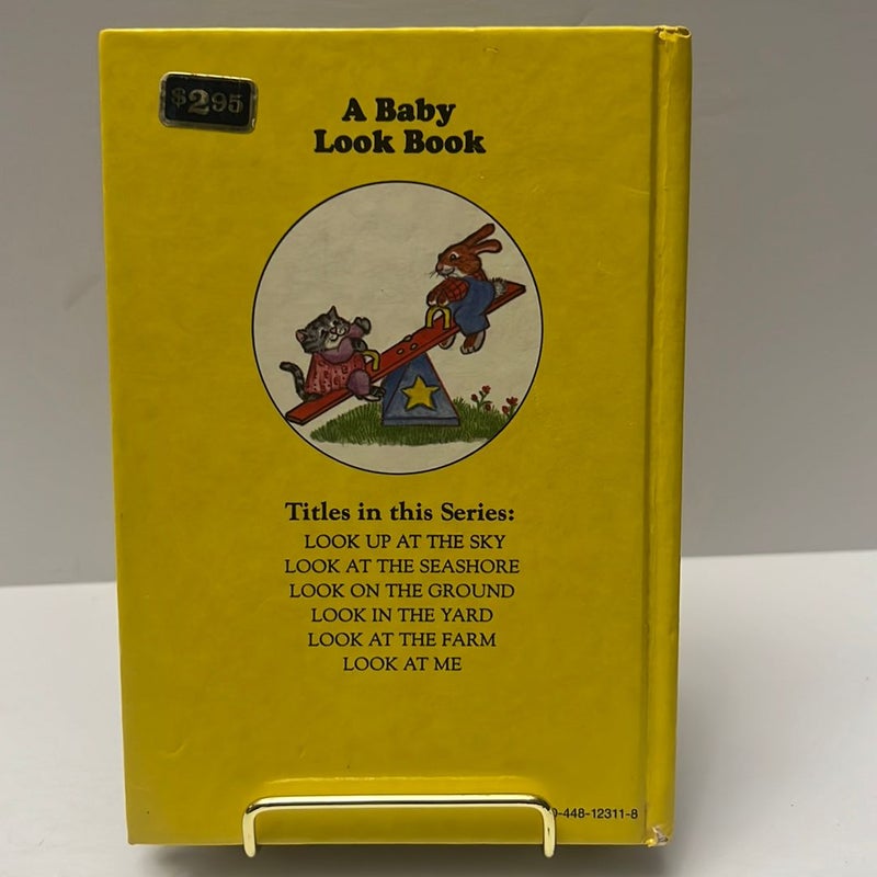 Look in the Yard (1982): A Baby Look Book Series