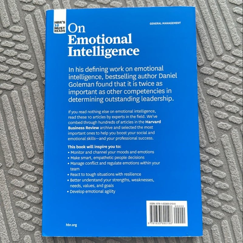 HBR's 10 Must Reads on Emotional Intelligence (with Featured Article What Makes a Leader? by Daniel Goleman)(HBR's 10 Must Reads)