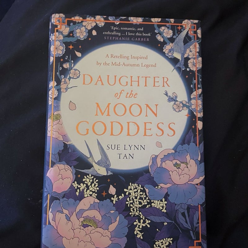 洋書 Daughter of the moon godness (Fairyloot) SIGNED Daughter of Moon Goddess Heart of the Sun Warrior Sue