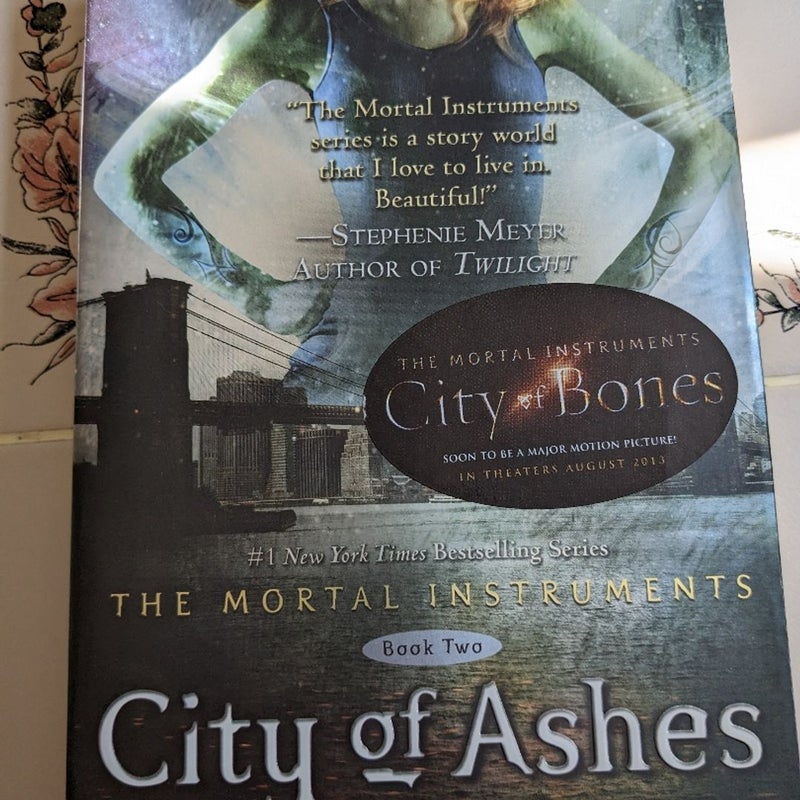 City of Ashes (The Mortal Instruments) Paperback 