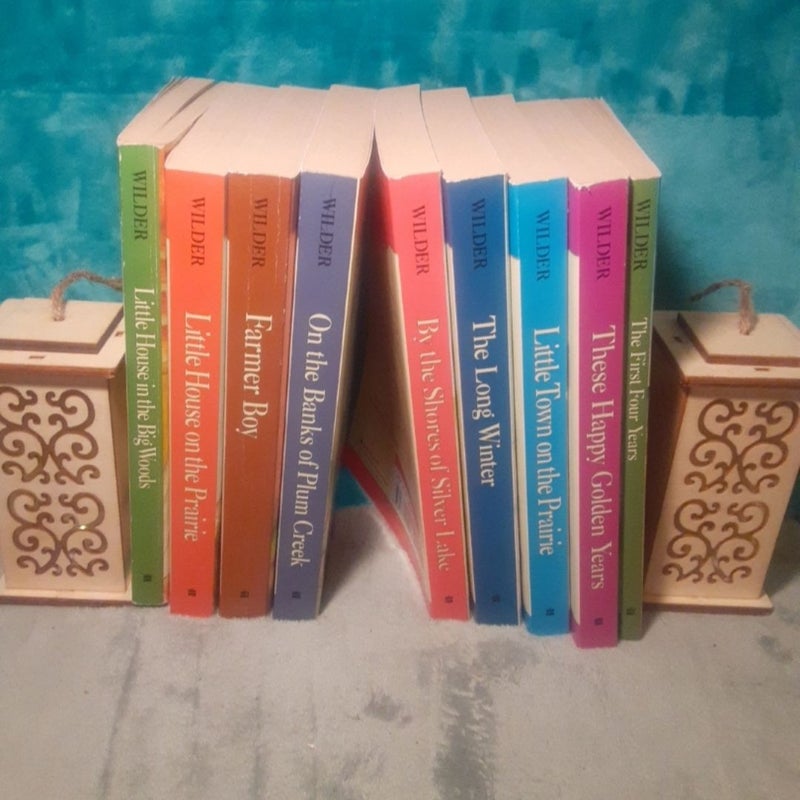 Complete Little House On The Prairie 9 paperback Book Set By Laura Ingalls Wilder! All have some cover wear. Big Woods & Farmer boy have some creases/ reading wear, other books in very good shape! =0


Little House in the Big Woods - creases on cover, spine,& pages, good shape.


Farmer Boy - some spine creases, good shape.


Little House on the Prairie - very good shape.


On the Banks of Plum Creek -indent on spine (made like that) otherwise very good shape.


By the Shores of Silver Lake - vg shape.


The Long Winter - vg shape.


Little Town on the Prairie - vg shape.


These Happy Golden Years - vg shape.


The First Four Years - vg shape.

