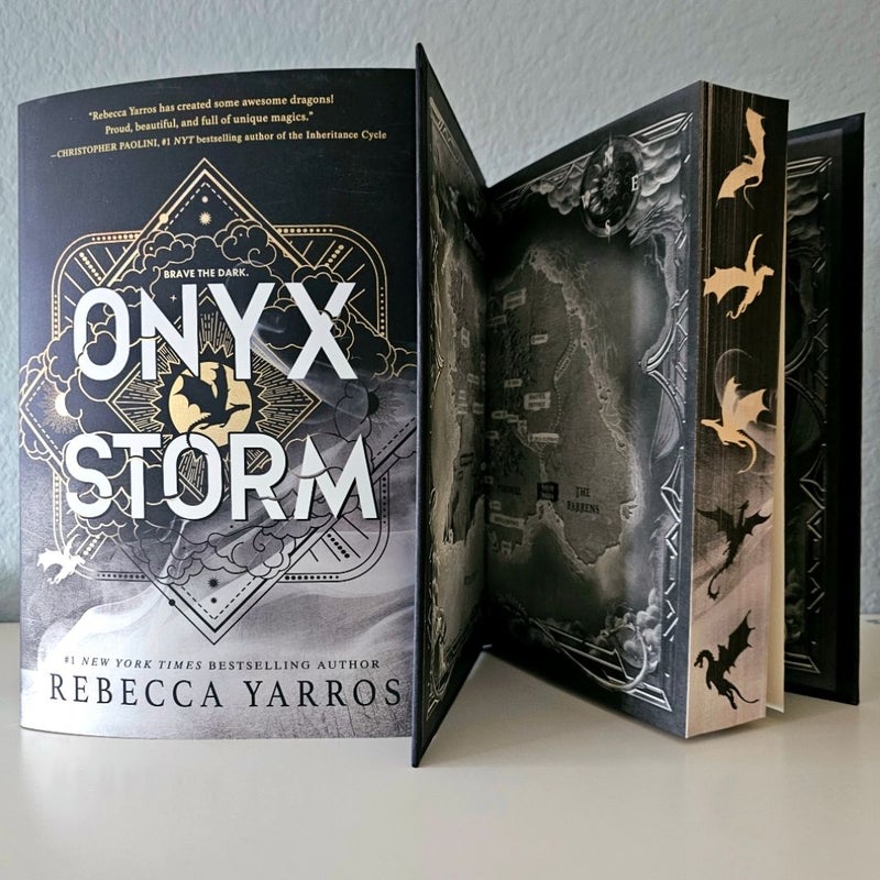 Onyx Storm by Rebecca Yarros Deluxe Limited Edition with Sprayed Stenciled Edge