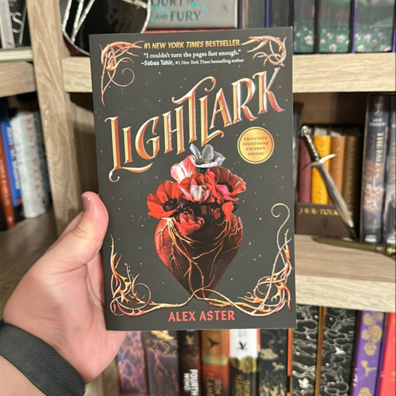 Lightlark (the Lightlark Saga Book 1)