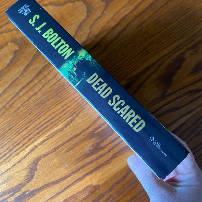 Dead Scared - A Novel (LARGE PRINT)