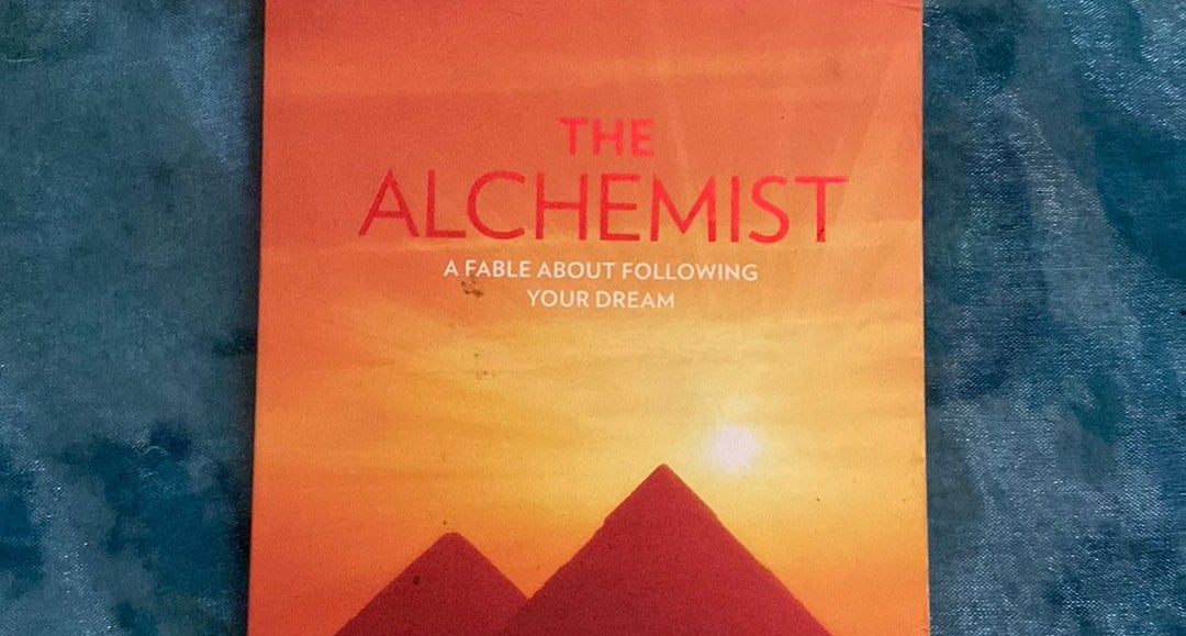 The Alchemist: A Fable About Following Your Dream: Coelho, Paulo:  9780722532935: : Books