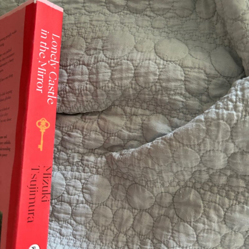 Lonely castle in the mirror (uk paperback)