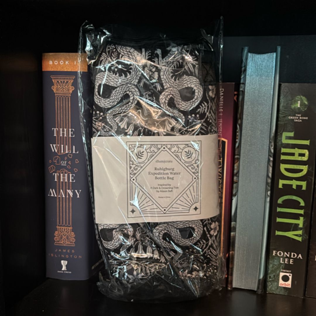 A Dark and Drowning Tide water bottle bag