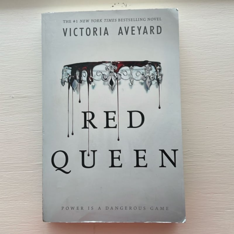 Red Queen by Victoria Aveyard, Paperback | Pangobooks