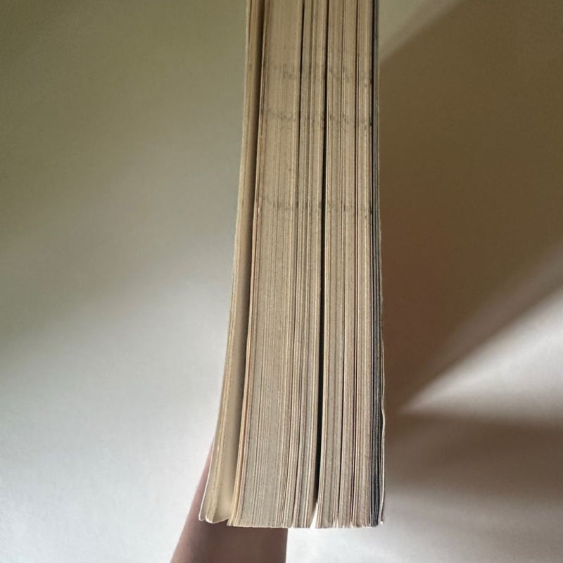 A Court of Thorns and Roses (damaged)
