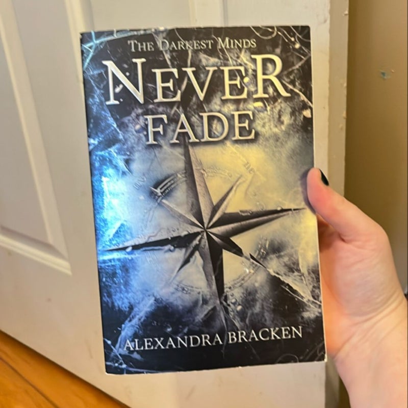 Never Fade (a Darkest Minds Novel)