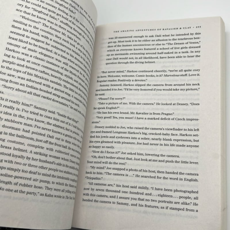 The Amazing Adventures of Kavalier and Clay (with Bonus Content)