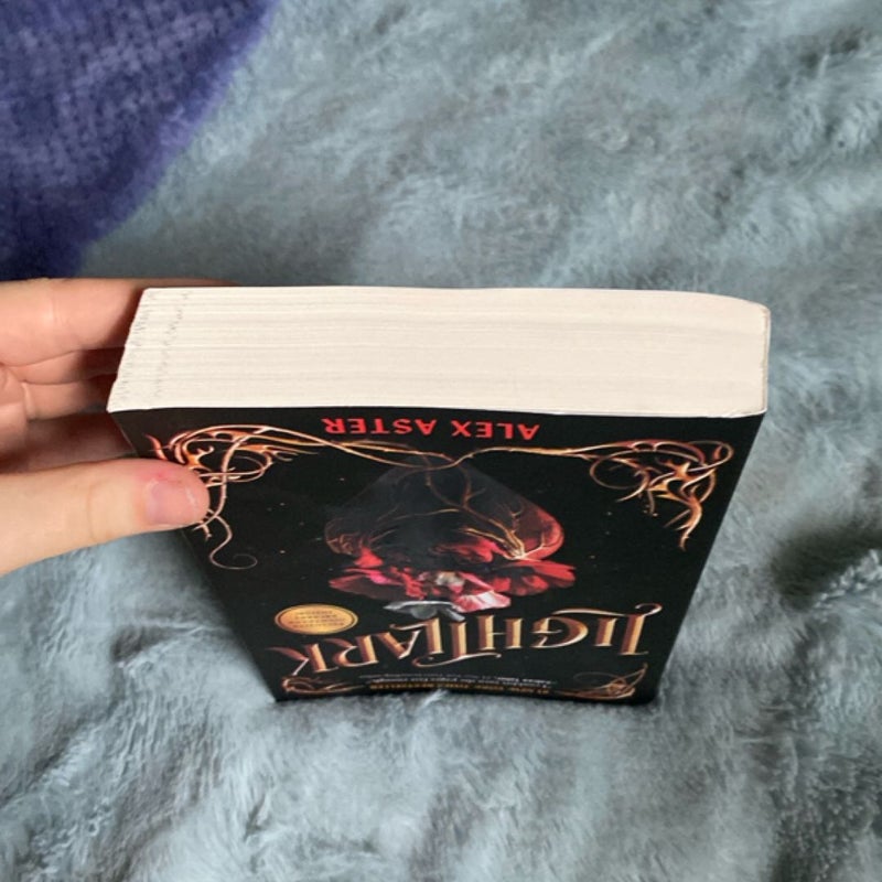 Lightlark (the Lightlark Saga Book 1)