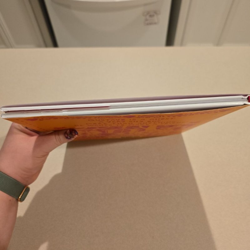 Gustavo, the Shy Ghost