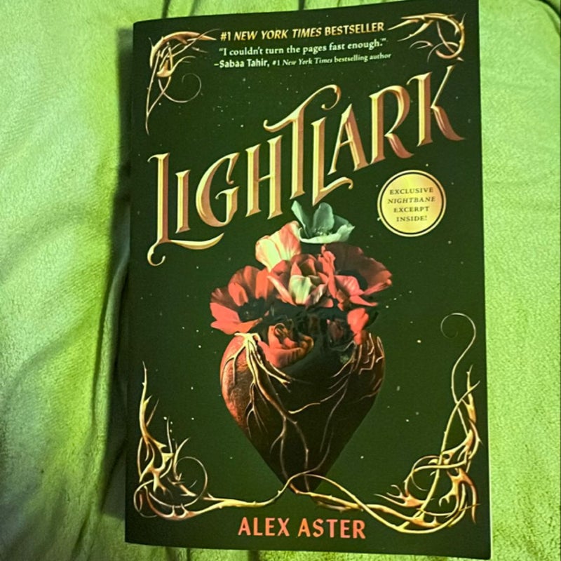 Lightlark (the Lightlark Saga Book 1)