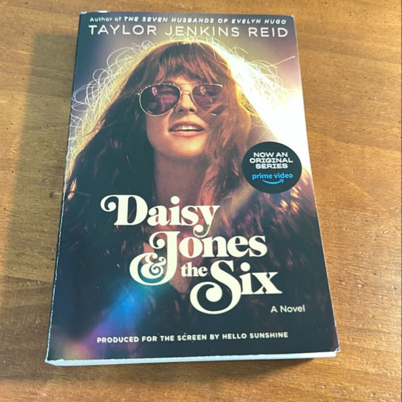 Daisy Jones and the Six (TV Tie-In Edition)