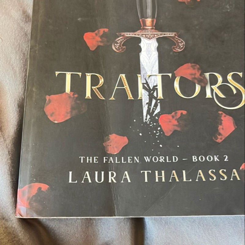 The Queen of Traitors (the Fallen World Book 2)