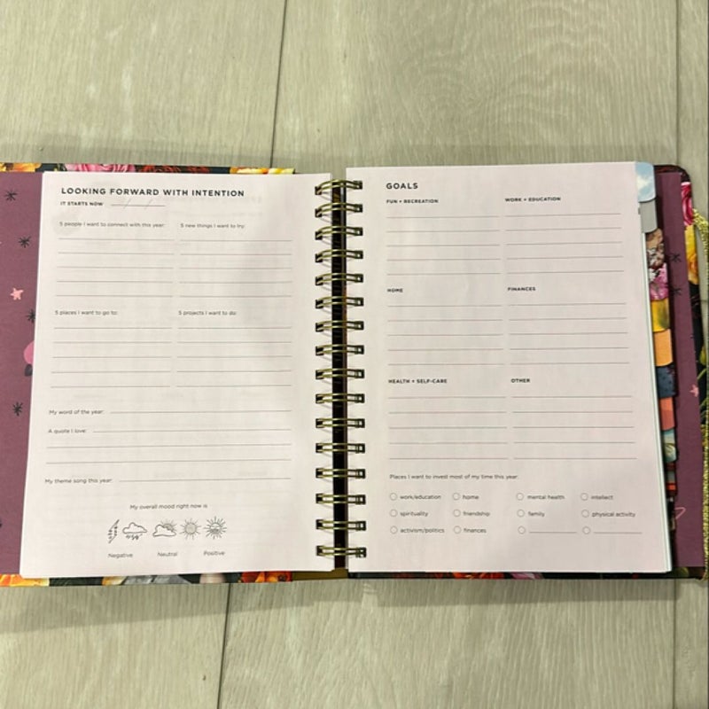 52 Lists Planner Undated 12-Month Monthly/Weekly Spiral Planner with Pockets (Bl Ack Floral)