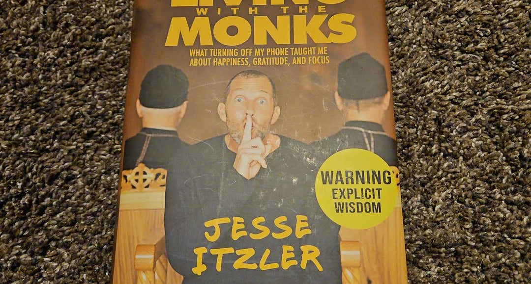 Living with the Monks: What Turning Off My Phone Taught Me about Happiness,  Gratitude, and Focus: Itzler, Jesse: 9781478993421: Books 