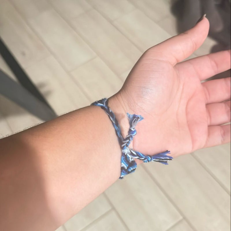 Friendship bracelet; blue 