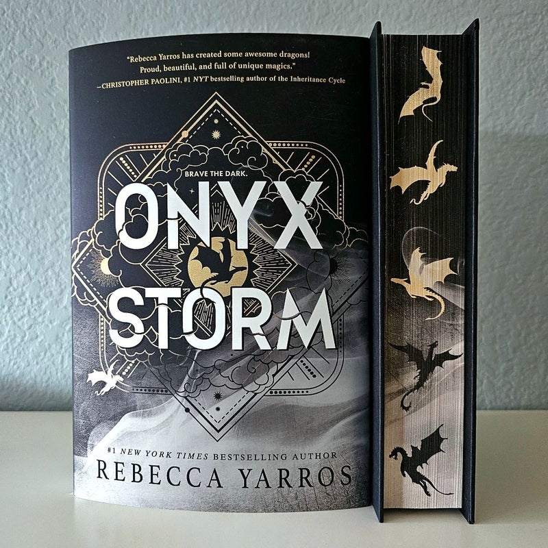 Onyx Storm by Rebecca Yarros Deluxe Limited Edition with Sprayed Stenciled Edge