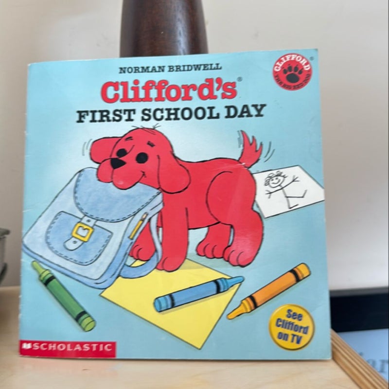 Clifford's First School Day (Classic Storybook)