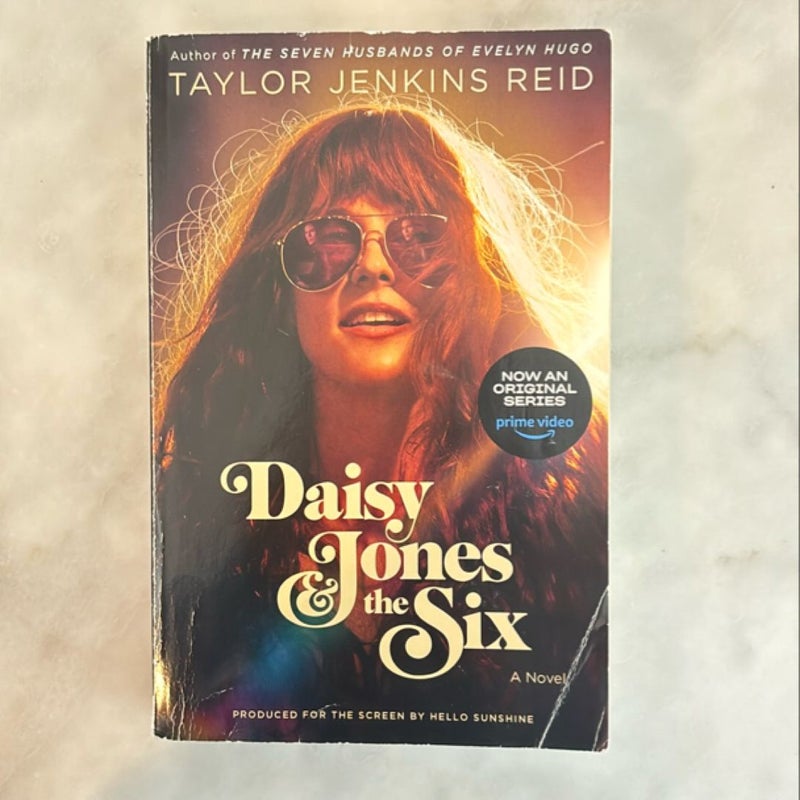 Daisy Jones and the Six (TV Tie-In Edition)