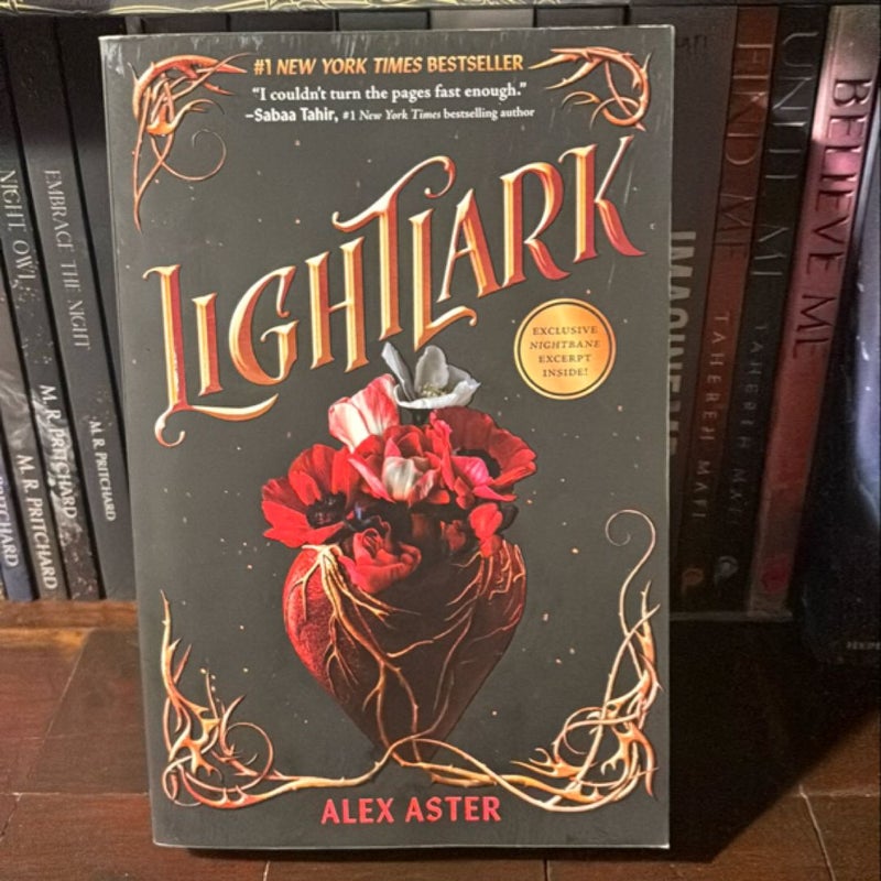 Lightlark (the Lightlark Saga Book 1)