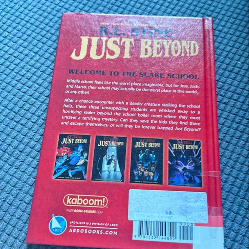 R.L. Stine- Just Beyond- Volume 1: the Scare School