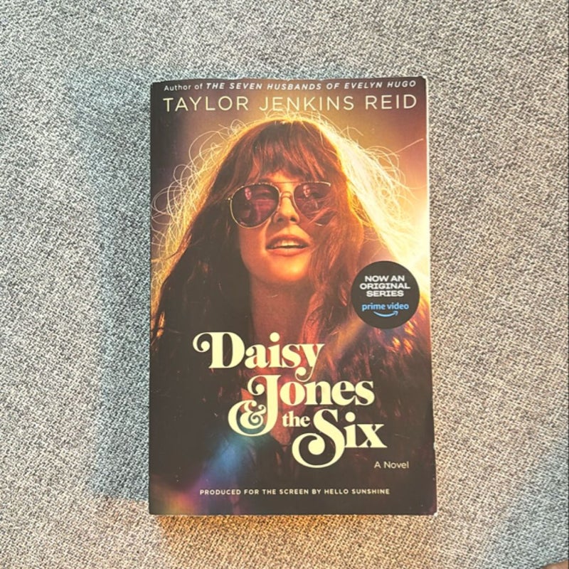 Daisy Jones and the Six (TV Tie-In Edition)