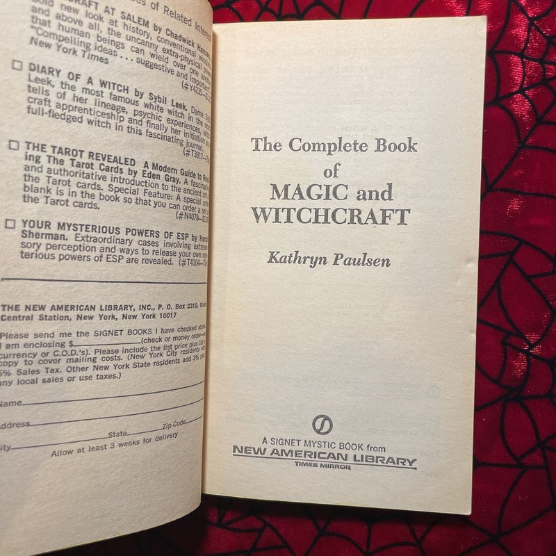 THE COMPLETE BOOK OF MAGIC AND WITCHCRAFT - KATHRYN PAULSEN