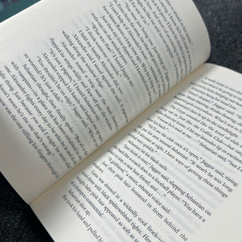 Vampire Kisses 8: Cryptic Cravings