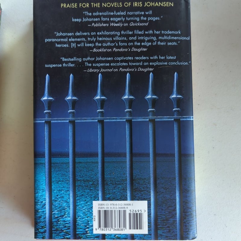 2 Iris Johansen hardbacks: Deadlock and Dark Summer 