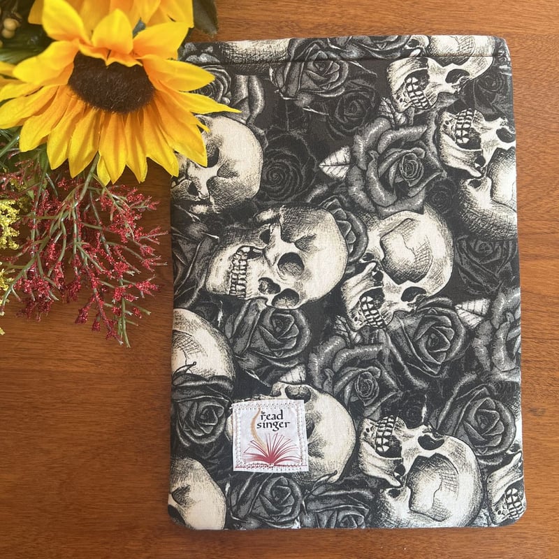 Booksleeve - Skulls & Roses by TheReadSinger, Paperback | Pangobooks