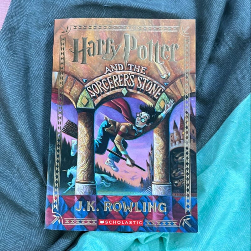 Harry Potter and the Sorcerer's Stone (Harry Potter, Book 1)