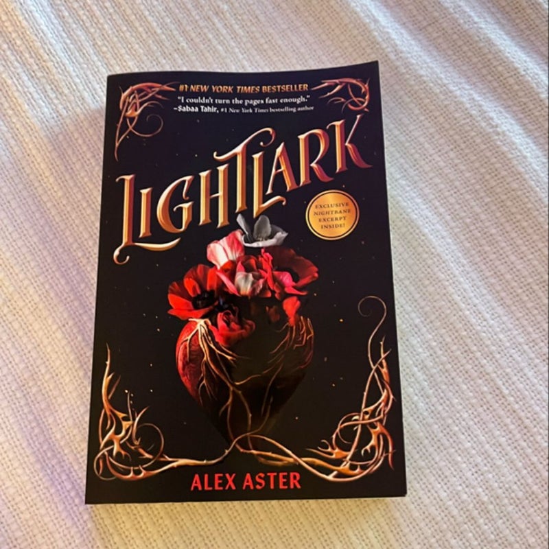 Lightlark (the Lightlark Saga Book 1)