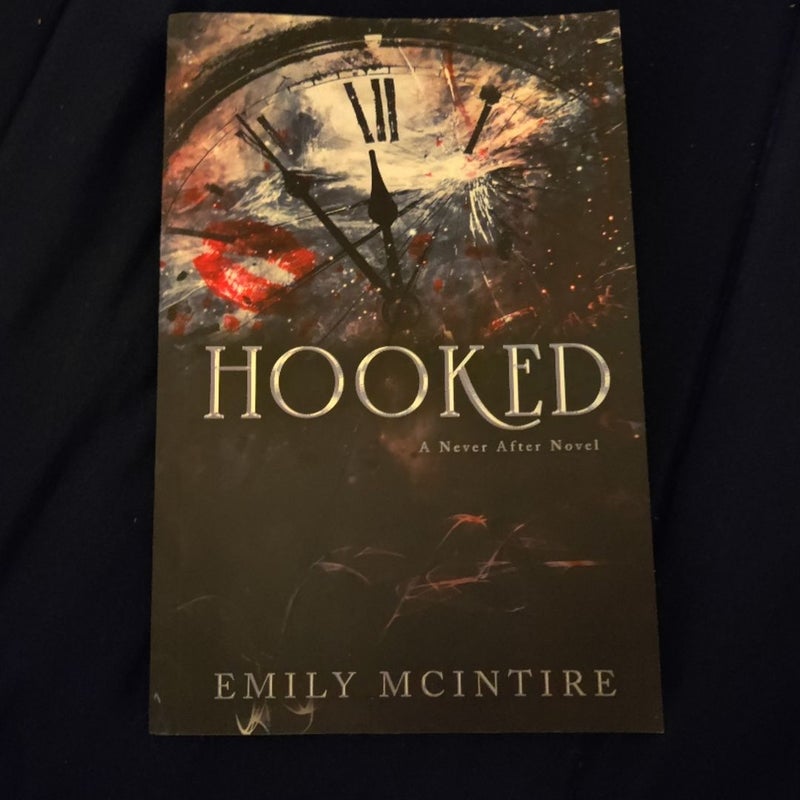 Hooked by Emily McIntire , Paperback | Pangobooks