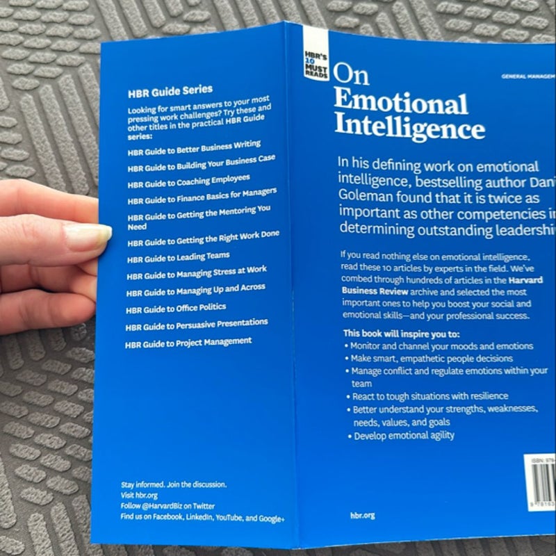 HBR's 10 Must Reads on Emotional Intelligence (with Featured Article What Makes a Leader? by Daniel Goleman)(HBR's 10 Must Reads)