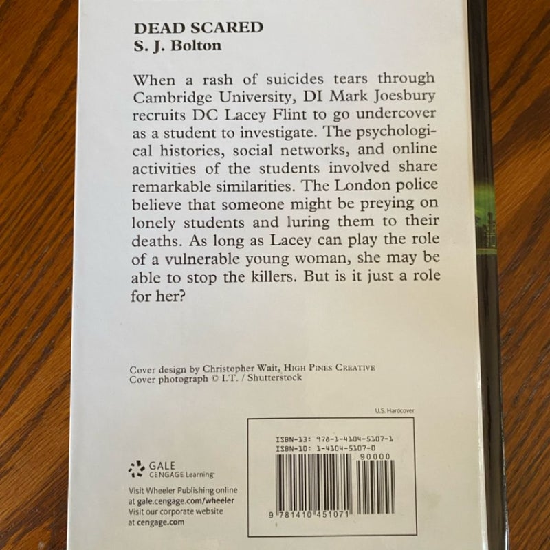 Dead Scared - A Novel (LARGE PRINT)