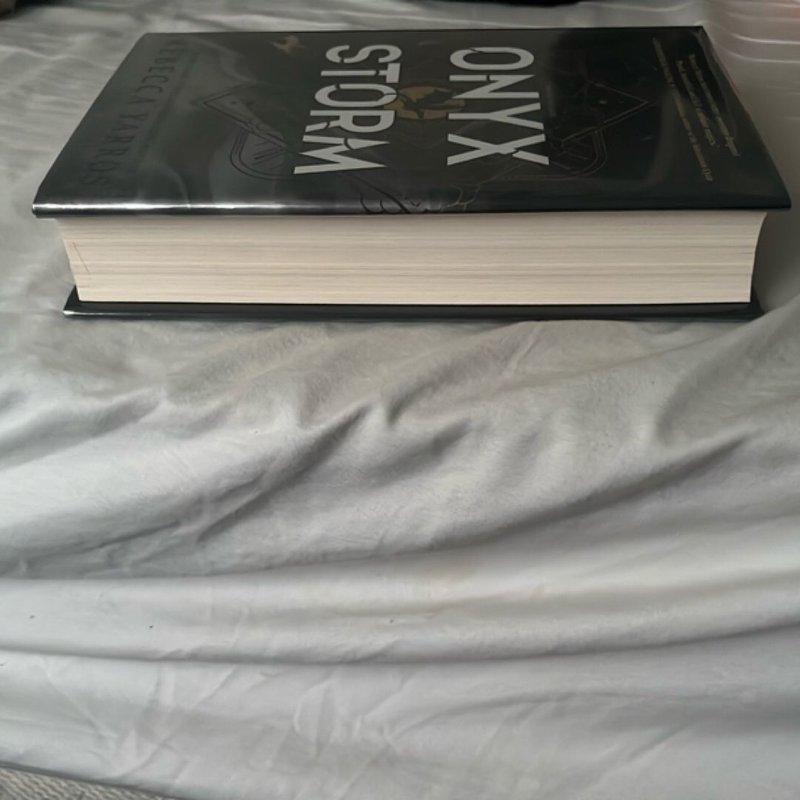 Onyx Storm (Standard Edition)