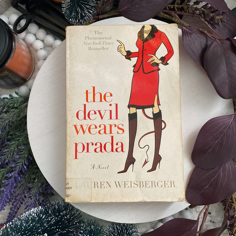 The Devil Wears Prada a Novel: Weisberger, Lauren: 9780767914765: :  Books