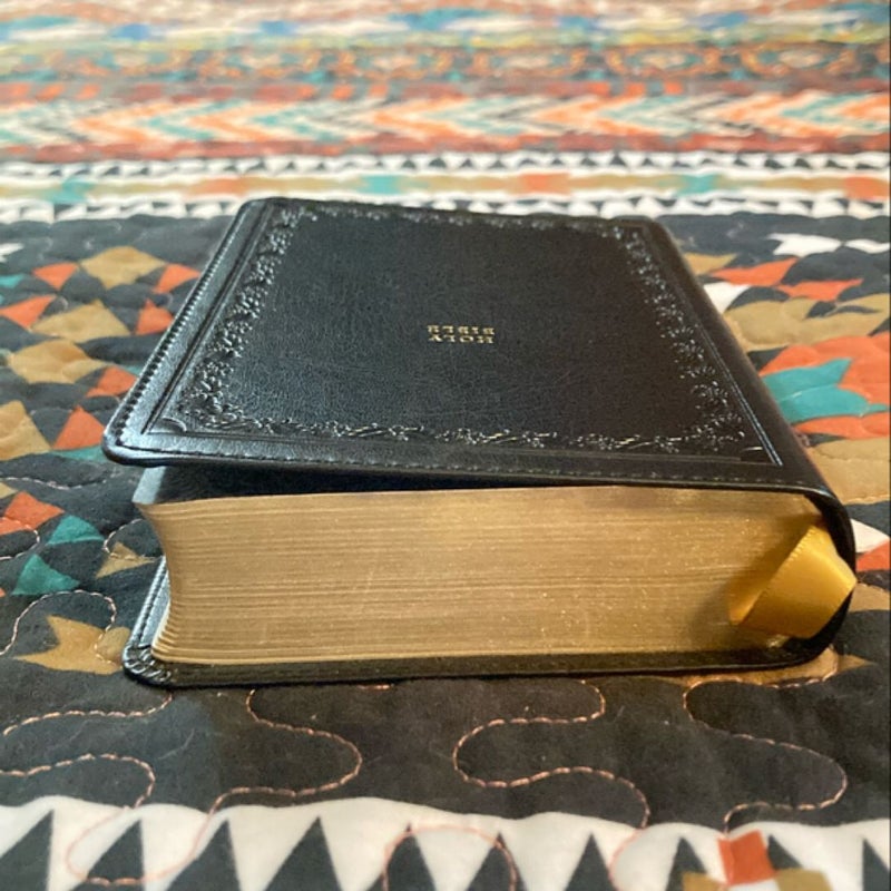 KJV Holy Bible: Compact with 43,000 Cross References, Black Leathersoft, Red Letter, Comfort Print