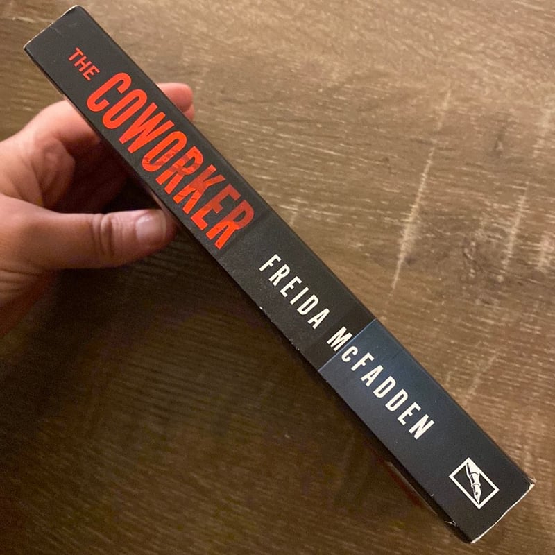 The Coworker by Freida McFadden, Paperback Pangobooks
