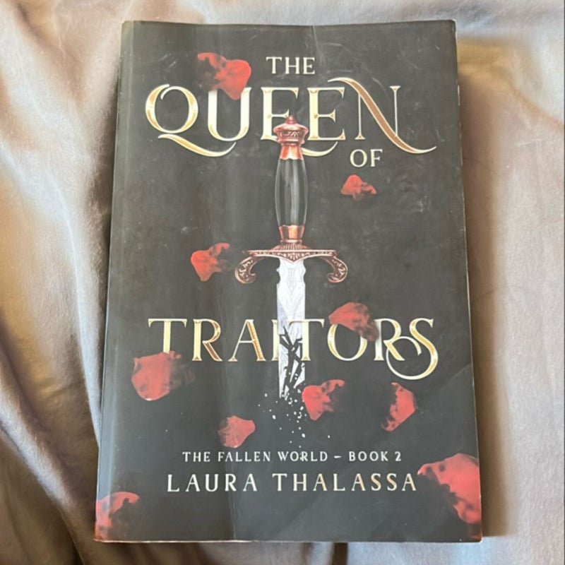 The Queen of Traitors (the Fallen World Book 2)