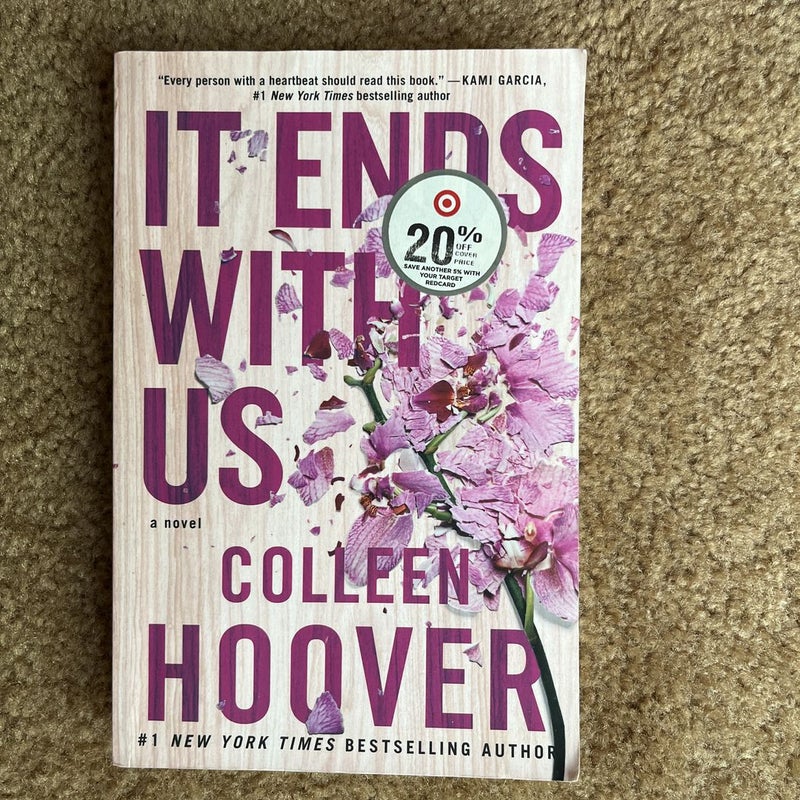 It Ends with Us: A Novel (1): Hoover, Colleen: 9781501110368: :  Books